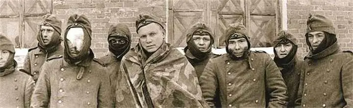 Солдаты Вермахта в том числе раненые взятые в плен Красной Армией в ходе - фото 294