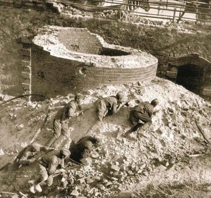 Индустриальная война Красноармейцы у разрушенной до основания заводской - фото 551