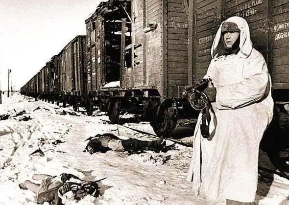Советский часовой на отбитом у немцев железнодорожном разъезде под Москвой - фото 295