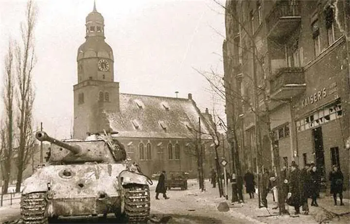 Подбитый немецкий средний танк Пантера на одной из улиц Познани Январь 1945 - фото 884