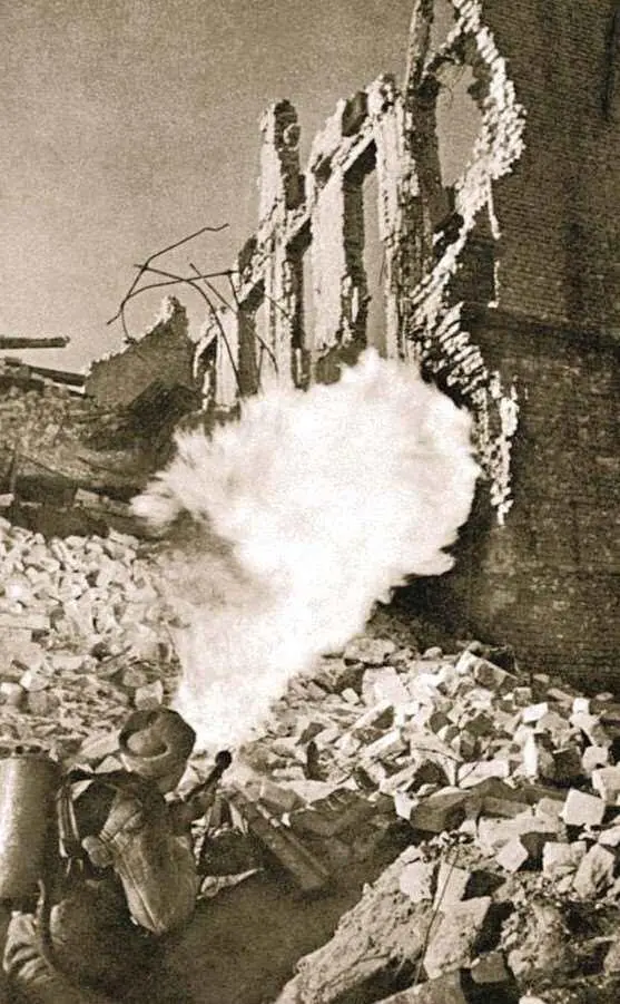 Советский огнеметчик в бою в развалинах Сталинграда Октябрь 1942 г В конце - фото 540