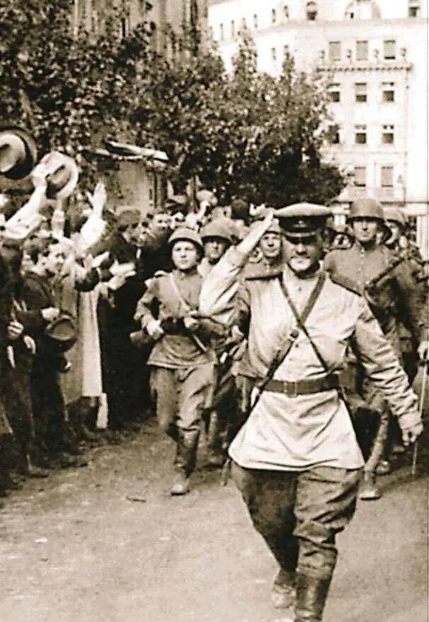 Жители Белграда встречают советских солдатосвободителей 1944 г В начале - фото 764