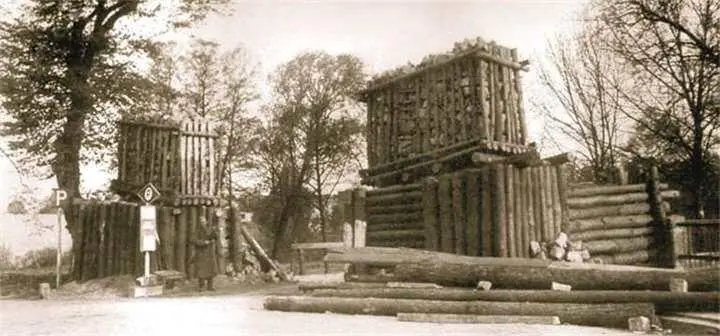 Баррикада специальной постройки на подступах к Берлину Апрель 1945 г В случае - фото 966