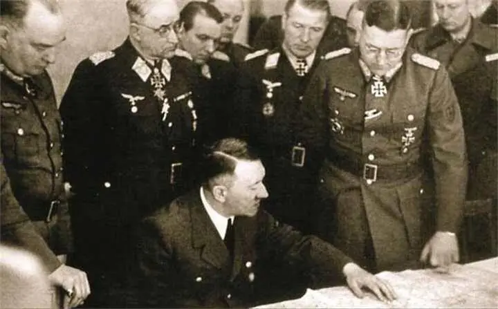 Совещание в штабе немецкой 9й армии 11 марта 1945 г Над картой склонился - фото 931