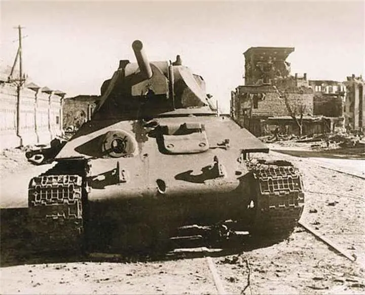 Подбитый советский средний танк Т3476 на улицах Сталинграда Октябрь 1942 г - фото 528