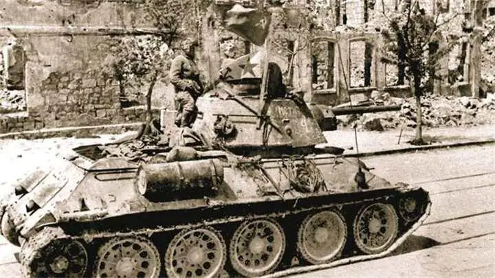 Тридцатьчетверка на одной из улиц освобожденного Севастополя Май 1944 г - фото 755