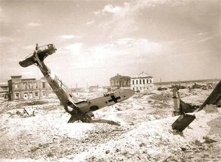 Сбитый немецкий истребитель Мессершмитт Bf109 в центре Сталинграда после - фото 574