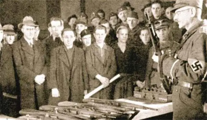 Обучение фольксштурмистов 1945 г Этим гражданским людям в очках и шляпах - фото 886