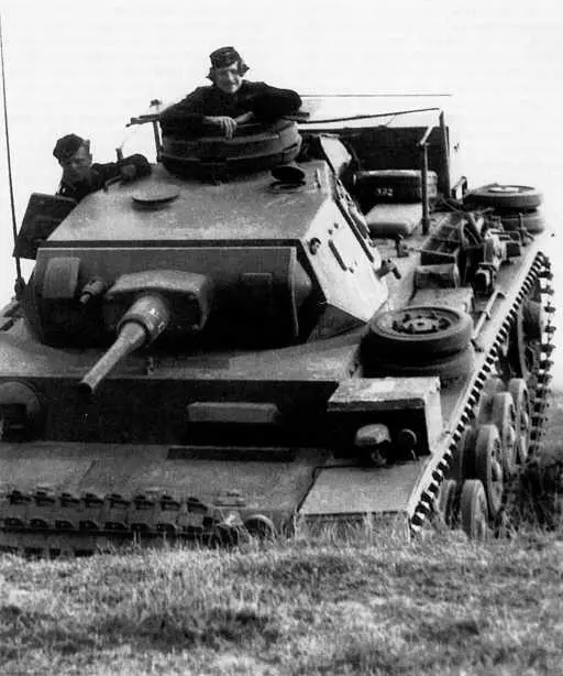 Командирский танк PzBf WgIII преодолевает ров Группа армий Юг май 1942 - фото 78
