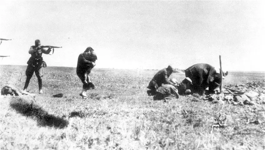 На этой фотографии времен холокоста солдат целится в женщину с ребенком на - фото 79