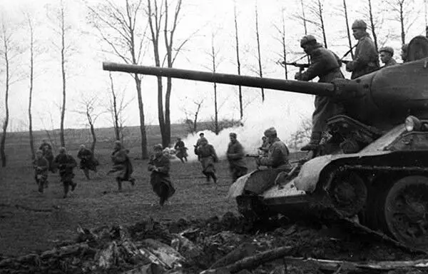 Советский танк Т3485 с десантом пехоты готовится к атаке Венгрия конец 1944 - фото 7