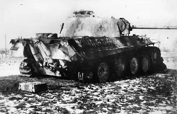 Сгоревший немецкий танк Пантера Ausf G B результате отпуска торсионов - фото 12