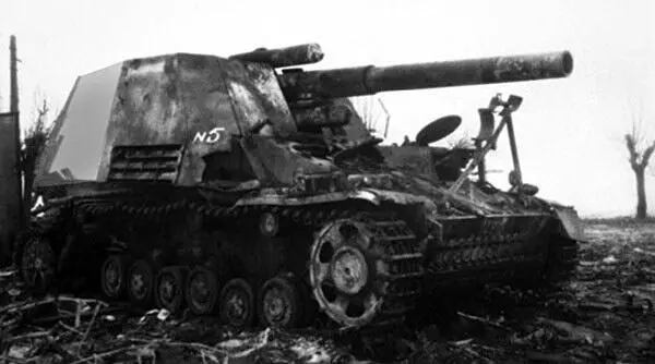 Разбитая артиллерией САУ Хуммель Обозначение 5 нанесено советской - фото 15