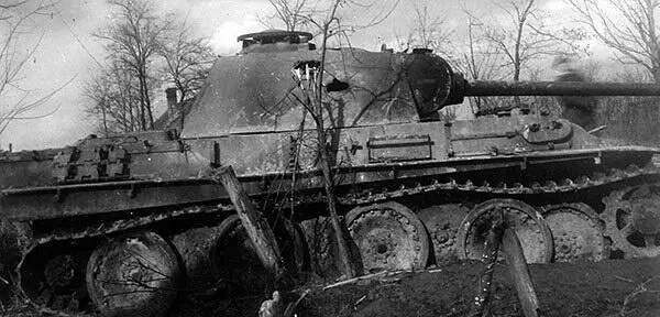 Подбитая Пантера Венгрия январь 1945 г Хорошо видны пробоины в бортовой - фото 24