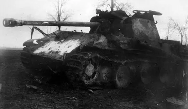 Подбитая Пантера AusfA Венгрия январь 1945 г ЦАМО Борт танка с - фото 25
