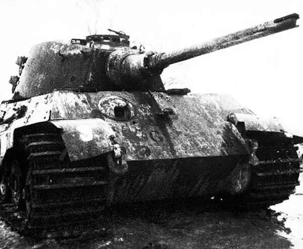 Еще один подбитый Королевский тигр Ha лобовом листе танка видно тактическое - фото 29