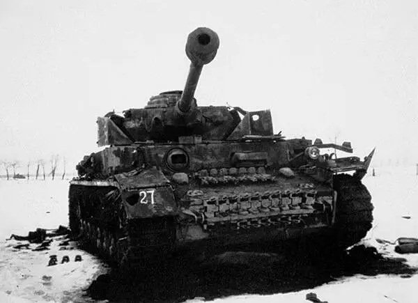 Подбитый PzIV AusfH Хорошо виден камуфляж и укладка траков на лобовой части - фото 32
