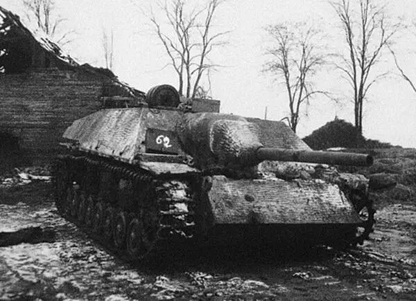 Подбитый истребитель танков Jagdpanzer IV Корпус машины покрыт циммеригом B - фото 33