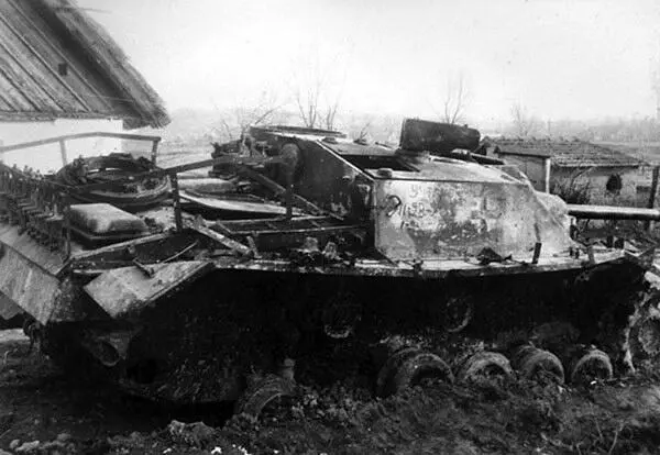 Брошенный на улице одного из венгерских населенных пунктов StuG 40 Прорвавшись - фото 43