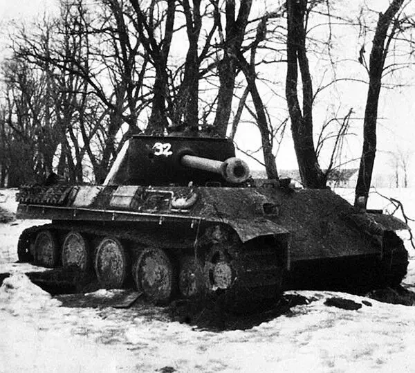 Подбитая и сгоревшая Пантера AusfG Январь 1945 г Однако Бальк и Велер - фото 44