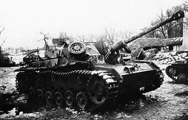 Брошенная САУ StuG40 Район озера Балатон Февраль 1945 г He следует думать - фото 46