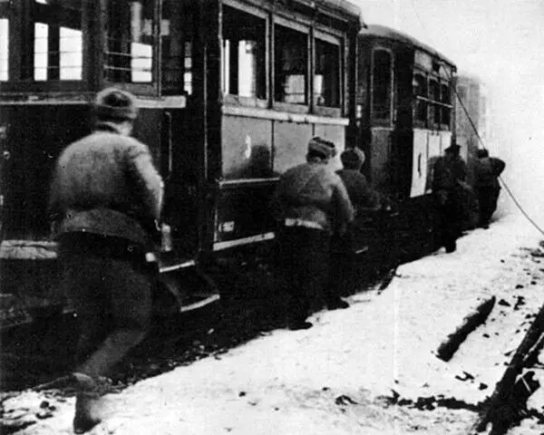 Уличный бой в Будапеште Советские солдаты продвигаются под прикрытием стоящего - фото 54