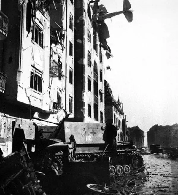 Брошенный на улице Будапешта Flakpanzer IV Ha заднем плане виден врезавшийся в - фото 58
