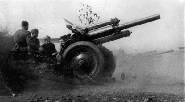 Огонь ведет 122мм гаубица М30 обр 1938 г Это орудие было одно из самых - фото 80