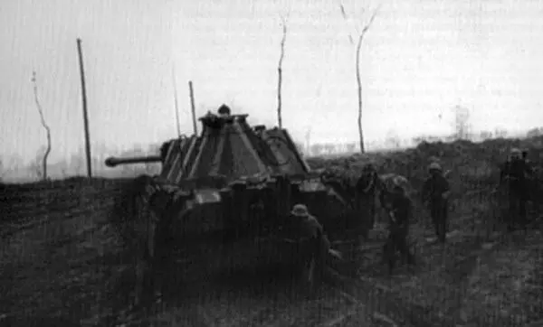 Еще одна Пантера 25й танкогренадерской дивизии прикрывающая выход - фото 84