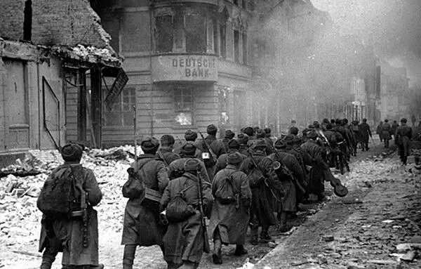 Советские войска проходят через город Шнейдемюль Февраль 1945 г Операция - фото 87
