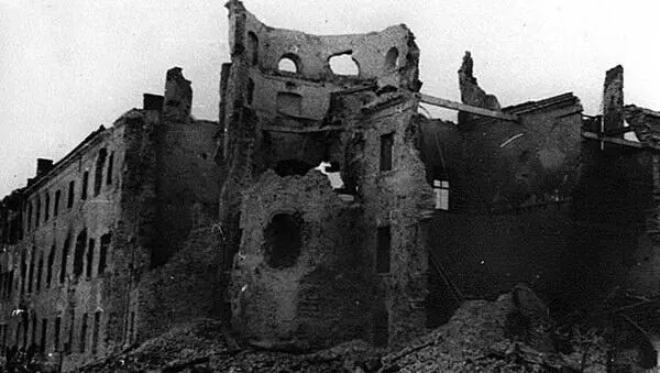Разрушенный тяжелой артиллерией дом на подступах к центральной части старого - фото 98