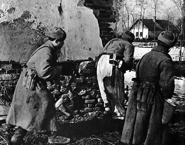 Бой в венгерской деревне Обратите внимание что все солдаты вооружены - фото 107