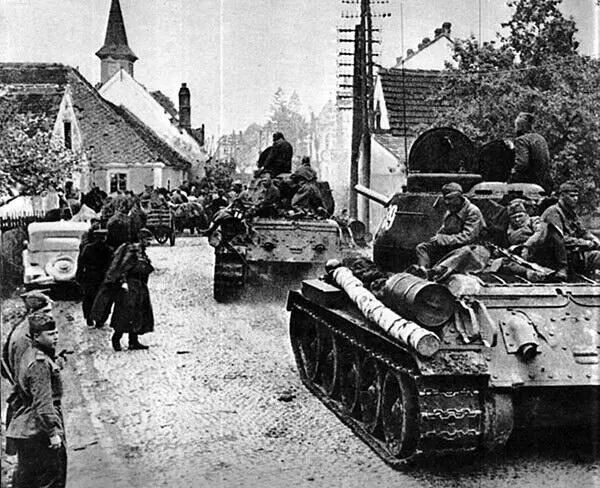 Танки Т3485 одной из советских танковых частей на марше в одном из - фото 115