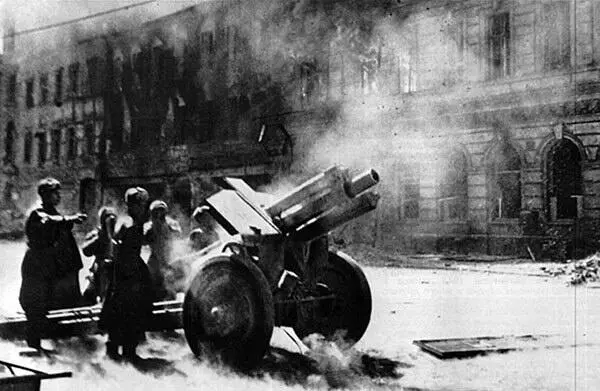 Уличные бои в Вене Огонь ведет 122мм гаубица М30 B ходе войны эти орудия - фото 117