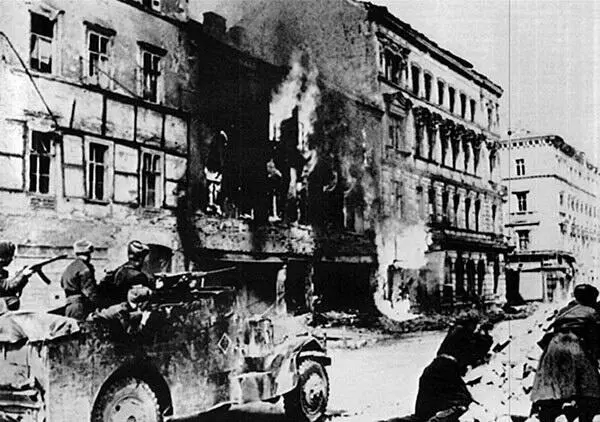 Уличный бой в Вене По улице движется разведывательный M3 Скаут одной из - фото 118