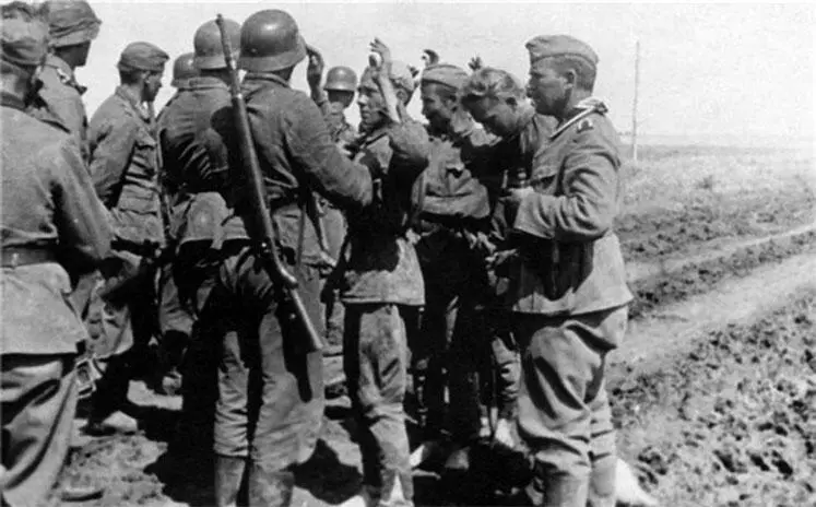 Первые пленные в районе Сокаля Возможно обыскиваемый боец был в числе - фото 109