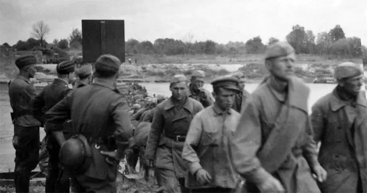 Первые пленные по дороге в тыл в районе Ярослава Любопытно отметить что 257я - фото 146