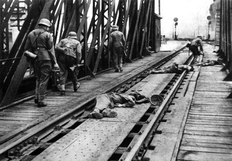 Вторжение Убитые советские пограничники на мосту в Перемышле 22 июня 1941 г - фото 147