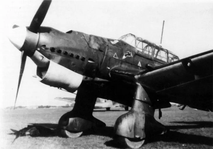 Пикирующий бомбардировщик Ю87 на аэродроме в Восточной Пруссии перед - фото 154