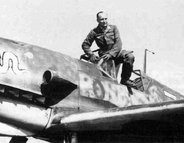 Первая победа на востоке Оберлейтенант Роберт Олейник выбирается из Ме109 - фото 176