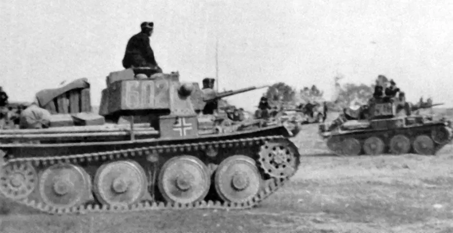 Танки PzKpfw38 t 7й танковой дивизии на марше Тем временем 7я танковая - фото 46