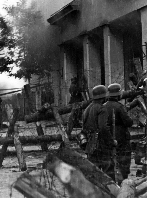 Еще одно фото у таможни в Эйдкау Хорошо видно заграждение на границе из - фото 58