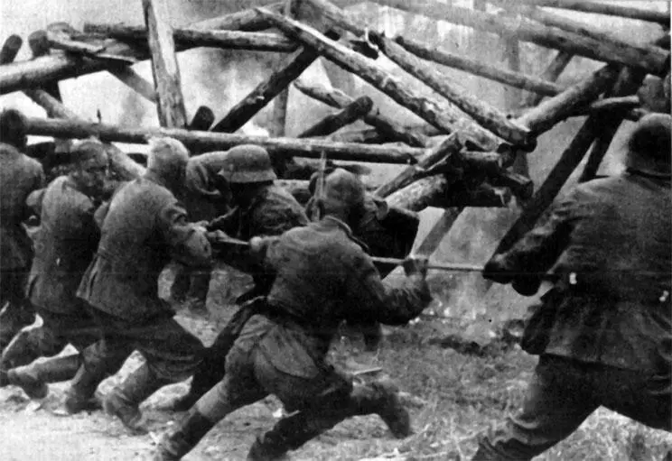 Немецкие солдаты растаскивают пограничные заграждения В 2245 берлинского - фото 59