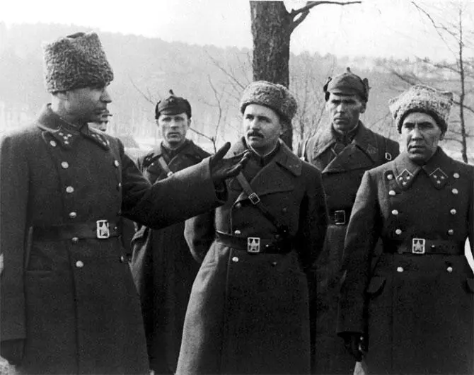 М П Кирпонос Н Н Вашугин и М А Пуркаев на предвоенных учениях - фото 94