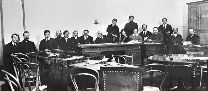 Совет народных комиссаров Слева направо И З Штейнберг И И - фото 31