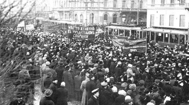 Митинг женщин Петрограда Одна из опор власти большевиков Ленин выглядел очень - фото 34