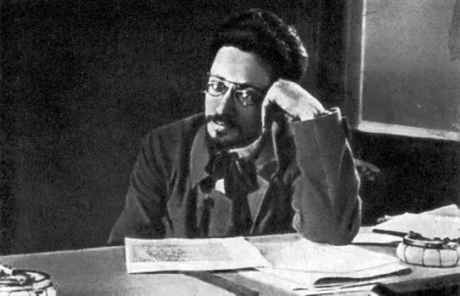 Я М Свердлов во время поездки на фронт 1918 год То же подтверждает и - фото 43