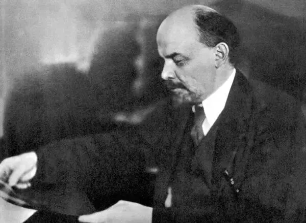 В И Ленин в Кремле И если в первые годы уже при Сталине в Третьем - фото 48
