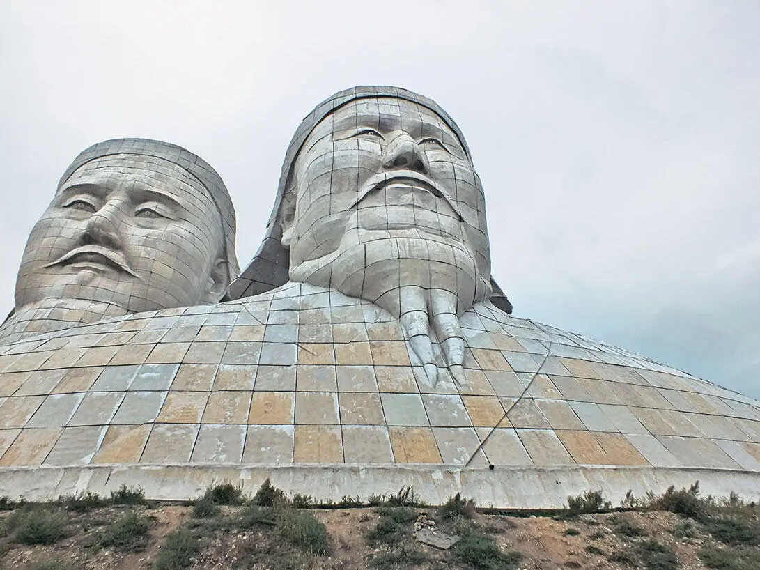 Памятник Чингисхану и Хубилаю В легенде сказано что прародитель Чингисхана - фото 3