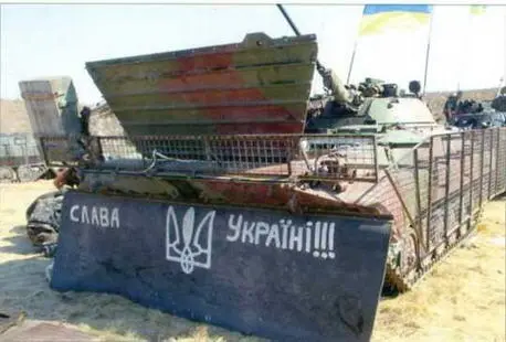Еще одна украинская БМП2 с импровизированной дополнительной - фото 33